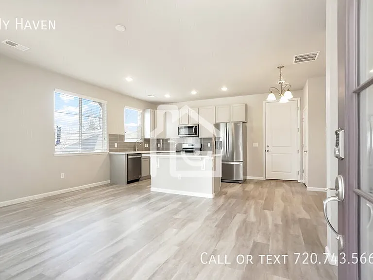 1320 Hoyt St #6 — Photo 2