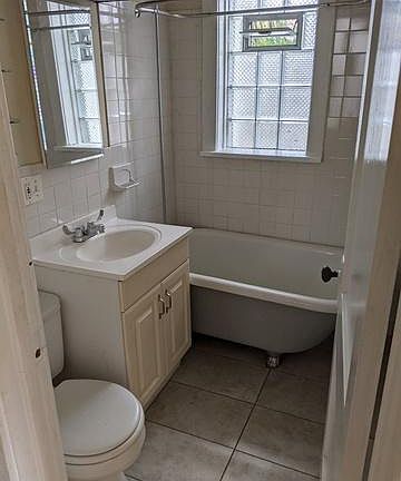5th image of 2225 W Montrose Ave #1