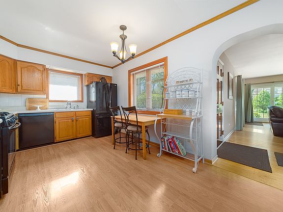 5th image of 621 W Albion Ln