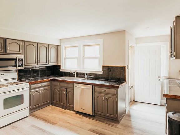 4th image of 28 Champlin Ave