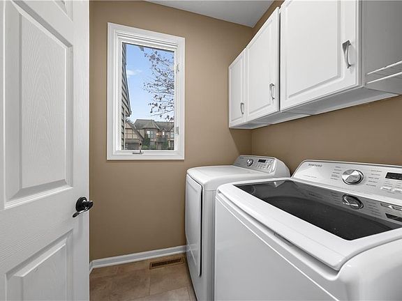 5th image of 14602 Hemlock St