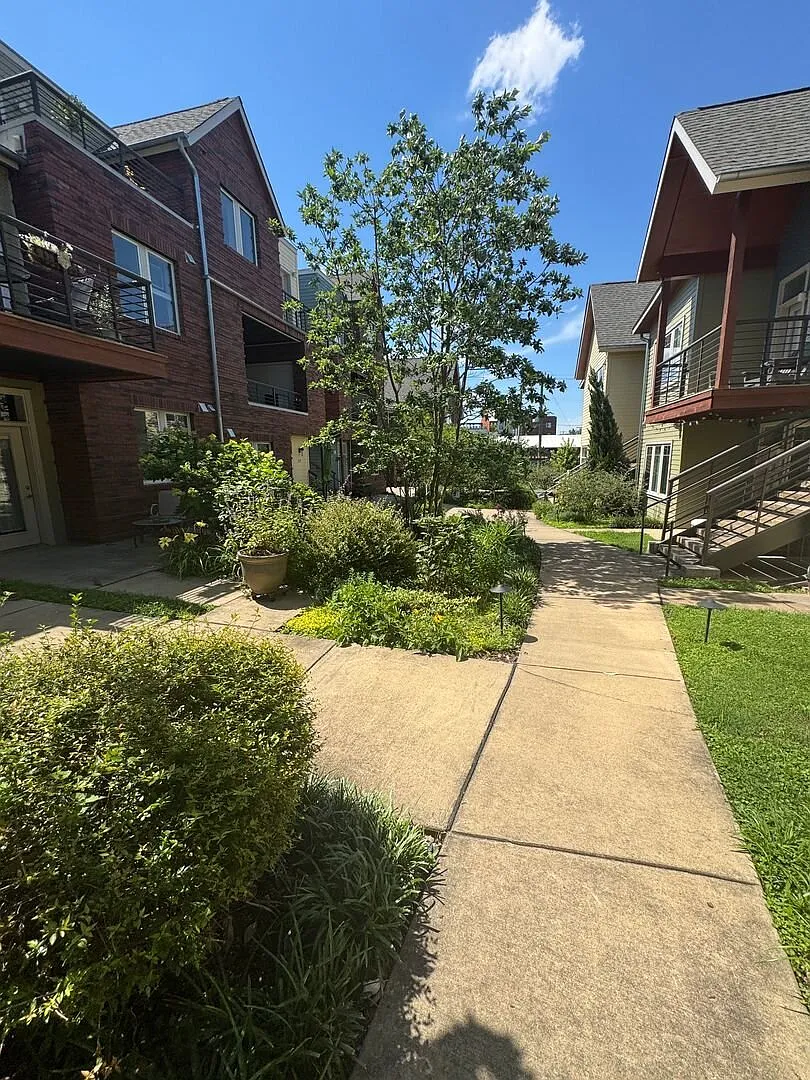 Beautiful 2 bed /1 bath condo in desirable Germantown - walking distance to coffee shops, restaur... — Photo 3