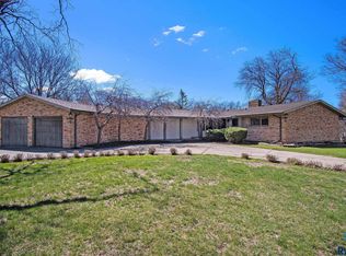 719 NE 5th St, Madison, SD 57042