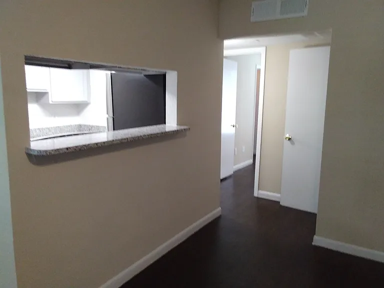 Southmore Park Apartments — Photo 16