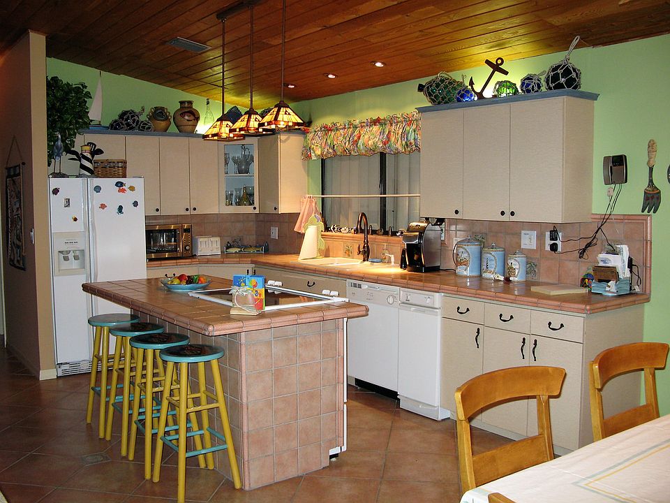 Open kitchen w/eat-in counte