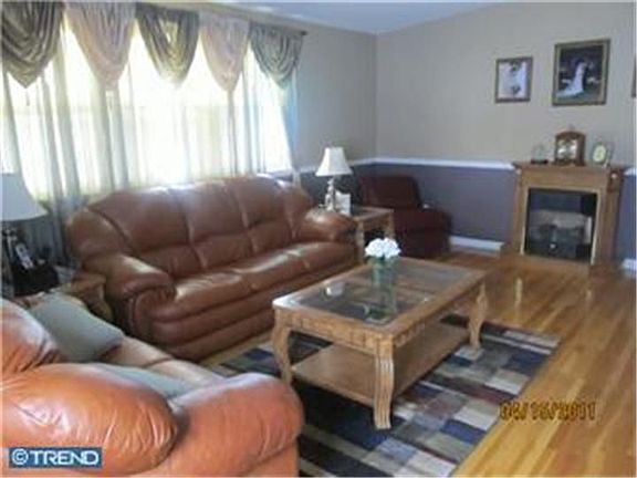 3rd image of 9874 Wistaria St
