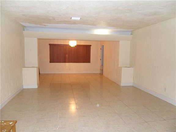 5th image of 612 W Dayton Cir
