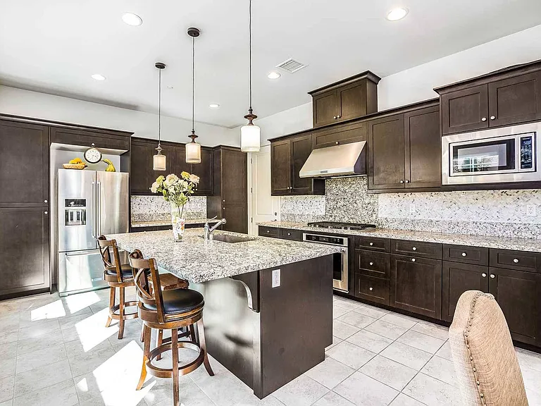 38 Torosa — Photo 10
