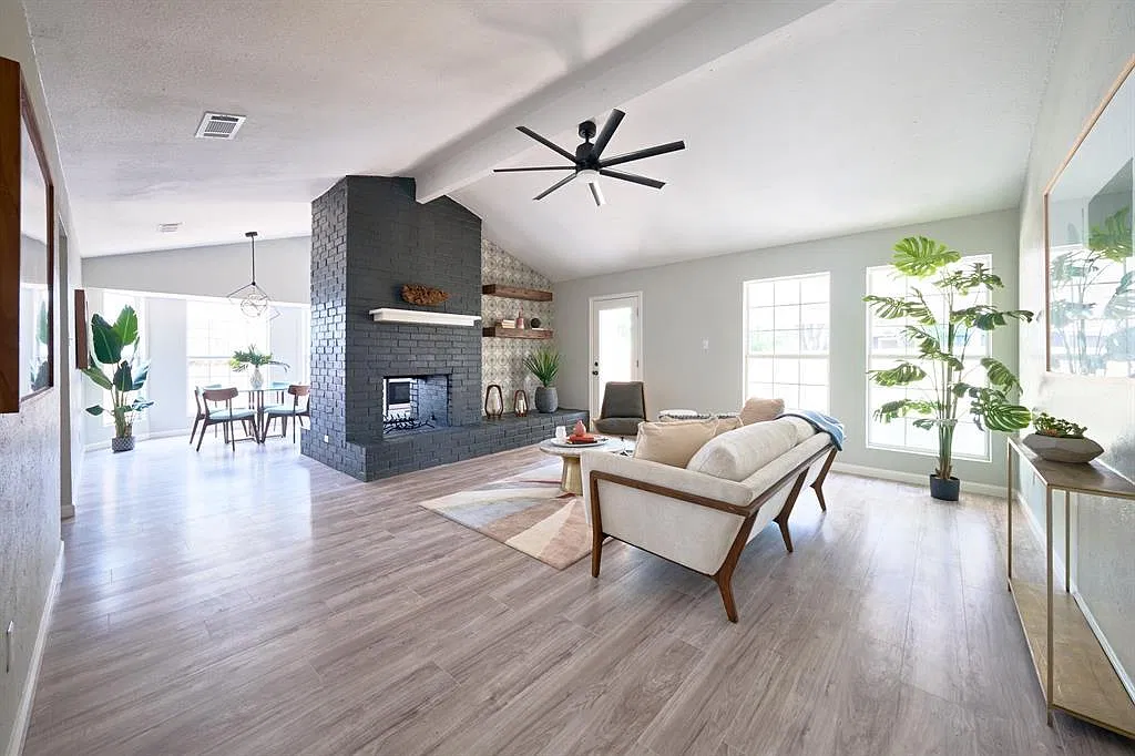 3 bed, 2.0 bath, 1247 sqft, $2,450 — Photo 2