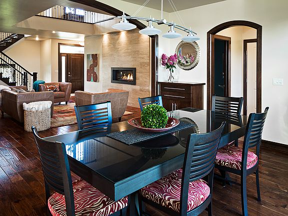 LARGE DINETTE AREA