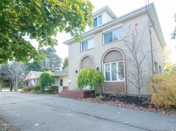 705 Amirault St, Dieppe, NB E1A 1E9