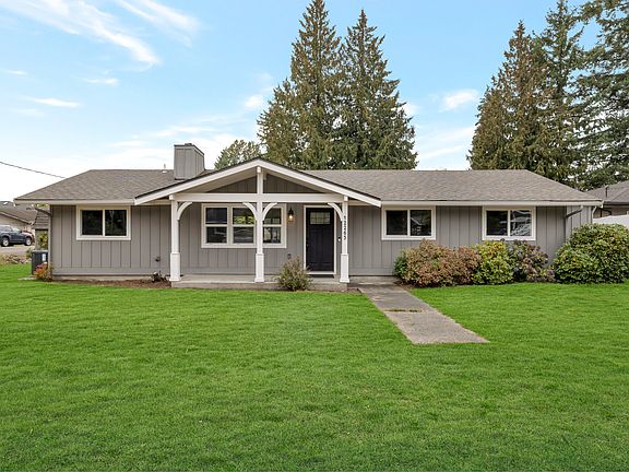 Charming rambler in heart of Renton Highlands on large 1/4 acre flat lot.