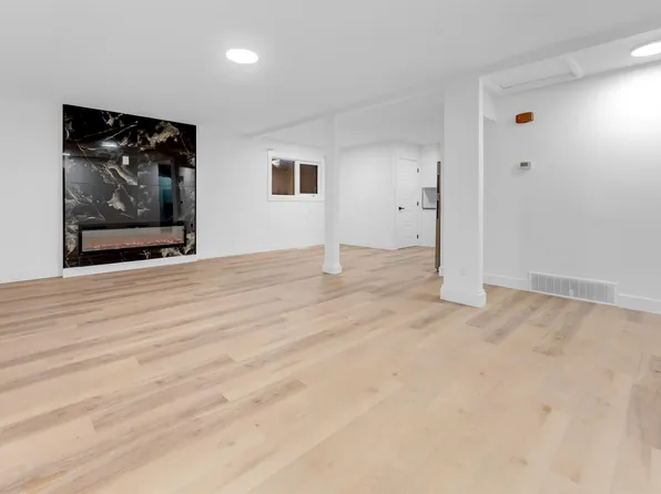 7303 130th Ave NW, Edmonton, AB T5C 1Y1