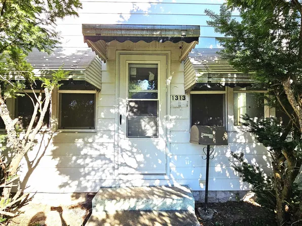 1313 Newton Ave, Johnston City, IL 62951