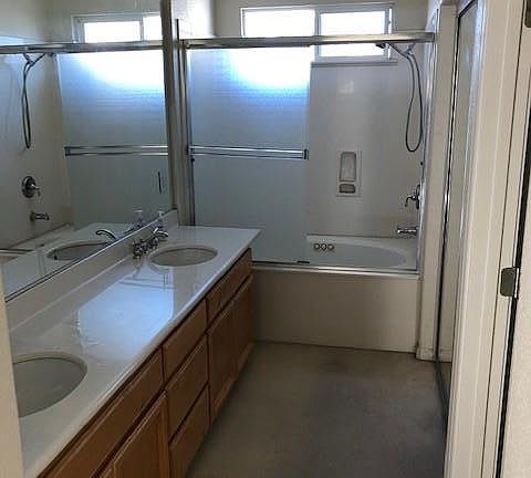 Large Master Bathroom / Jacuzzi Tub