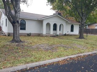 215 Crestwood Dr, Fredericksburg, TX 78624