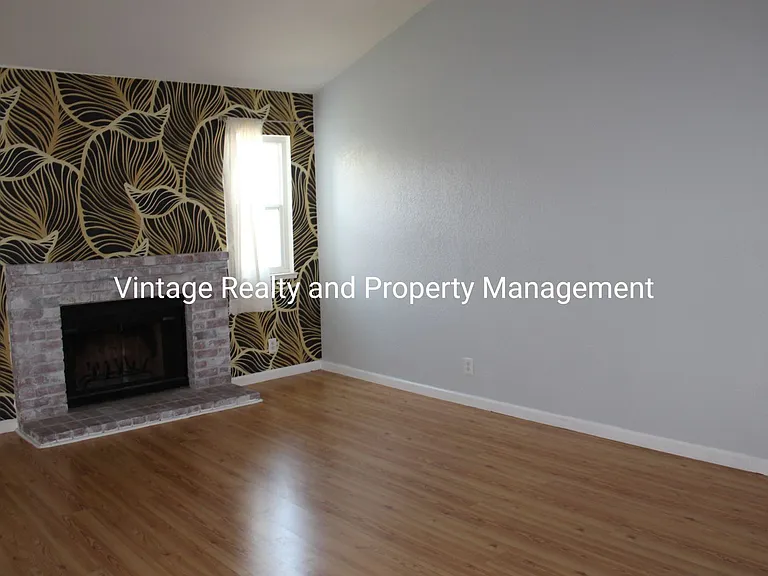 445 Almond Dr #129 — Photo 3