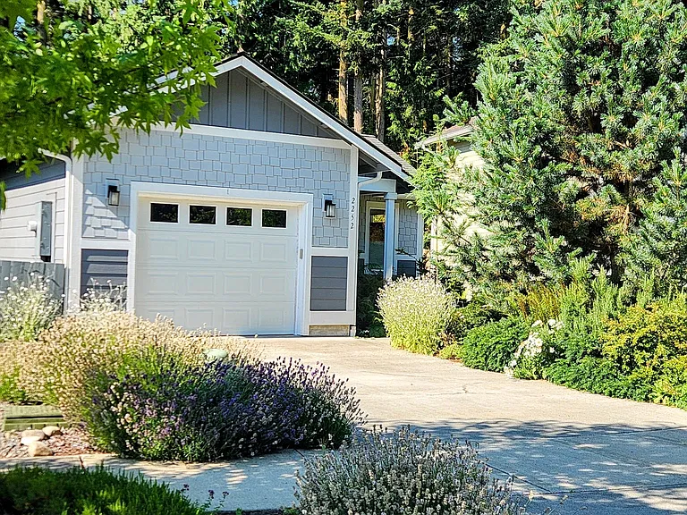 2252 W Rosecrans Ct — Photo 2