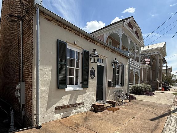 2nd image of 209 S Commerce St