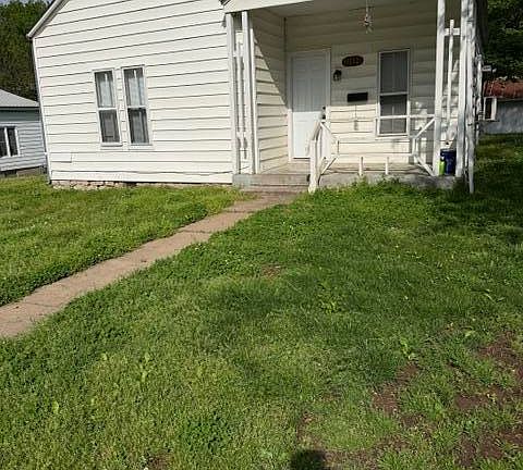 3rd image of 907 Young Street