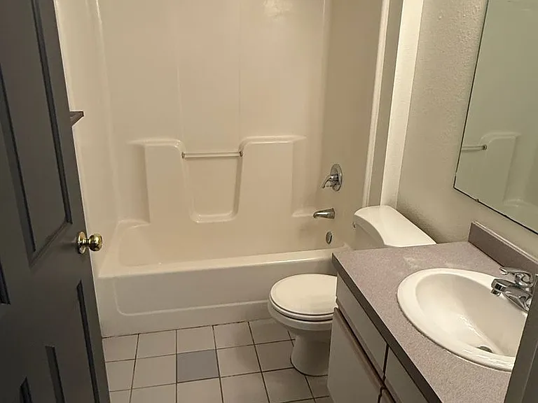 Pointe West Apartments — Photo 9