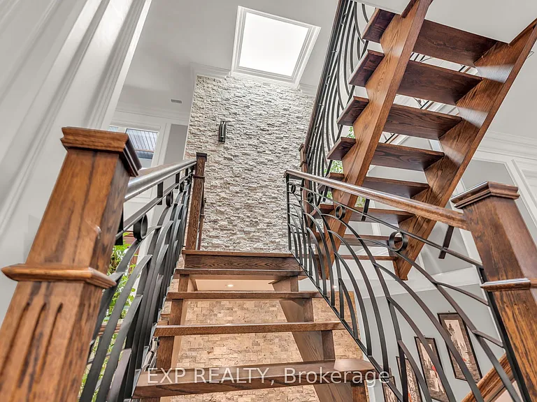 606 Lakeshore Rd W — Photo 25