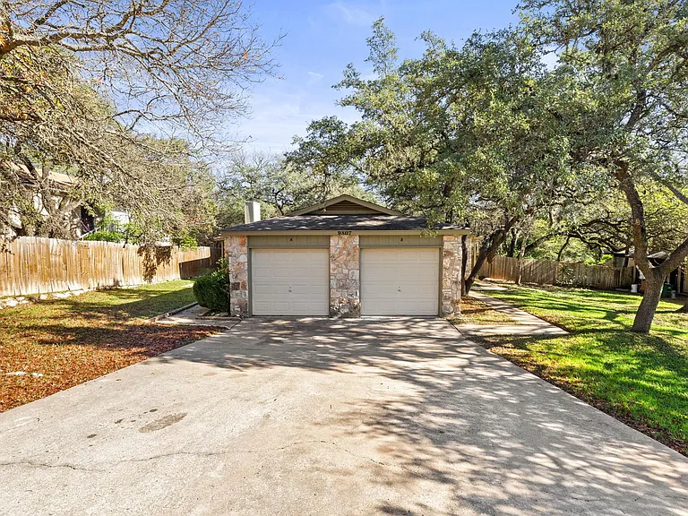 9807 Hundred Oaks Cir #B — Photo 5