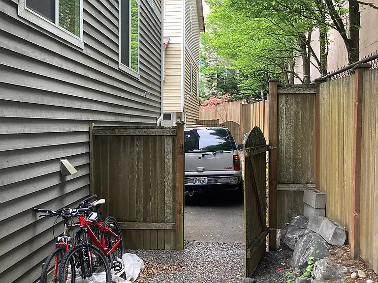 134 N 101st St — Photo 27