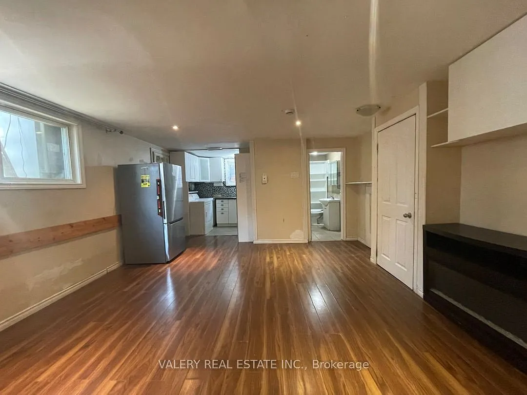 Building Photo - 176 Fennell Ave E #2