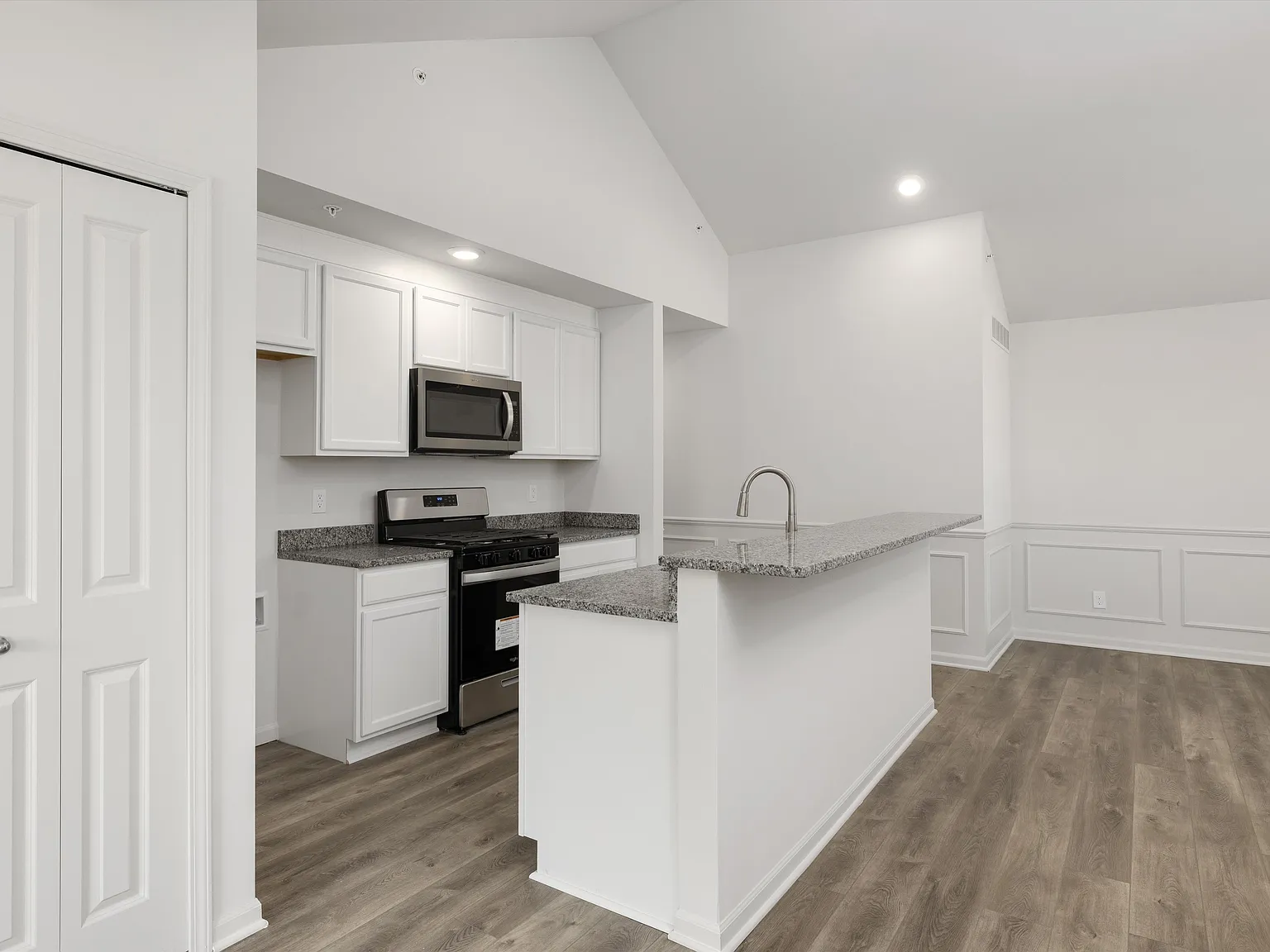 2 bed, 2.5 bath, 1600 sqft, $2,350 — Photo 2