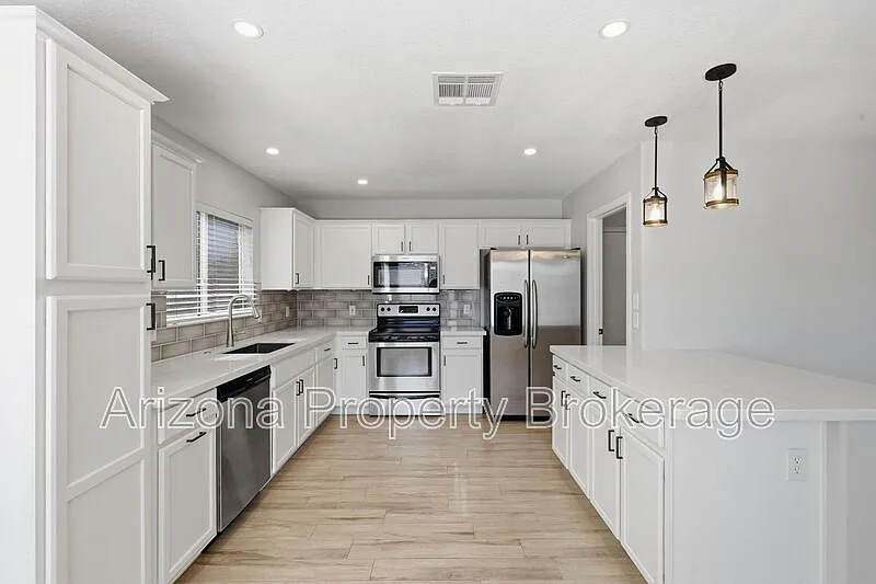 3 bed, 2.0 bath, 1336 sqft, $2,195 — Photo 3