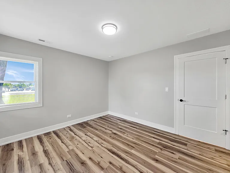 1912 Lawrence Ave — Photo 12