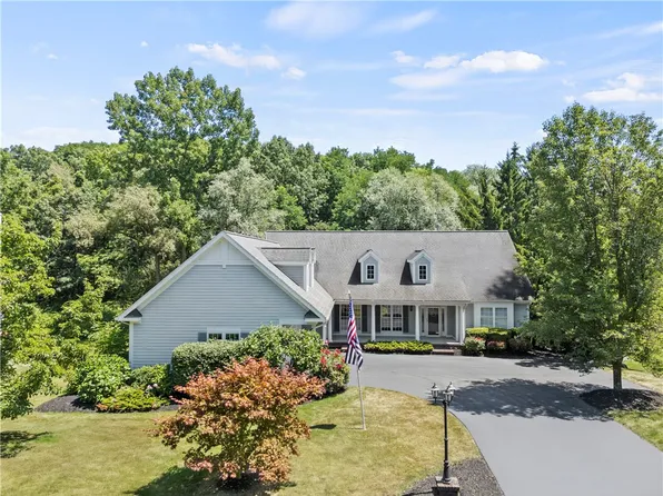 6 Sylvan Gln, Fairport, NY 14450