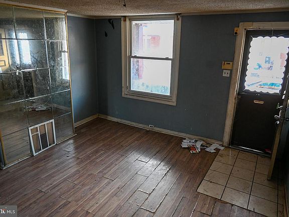 3rd image of 547 S Salford St