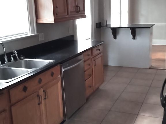 3rd image of 1401 W Thomas St