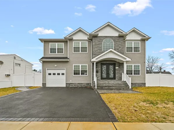 75 Hearth Lane, Westbury, NY 11590