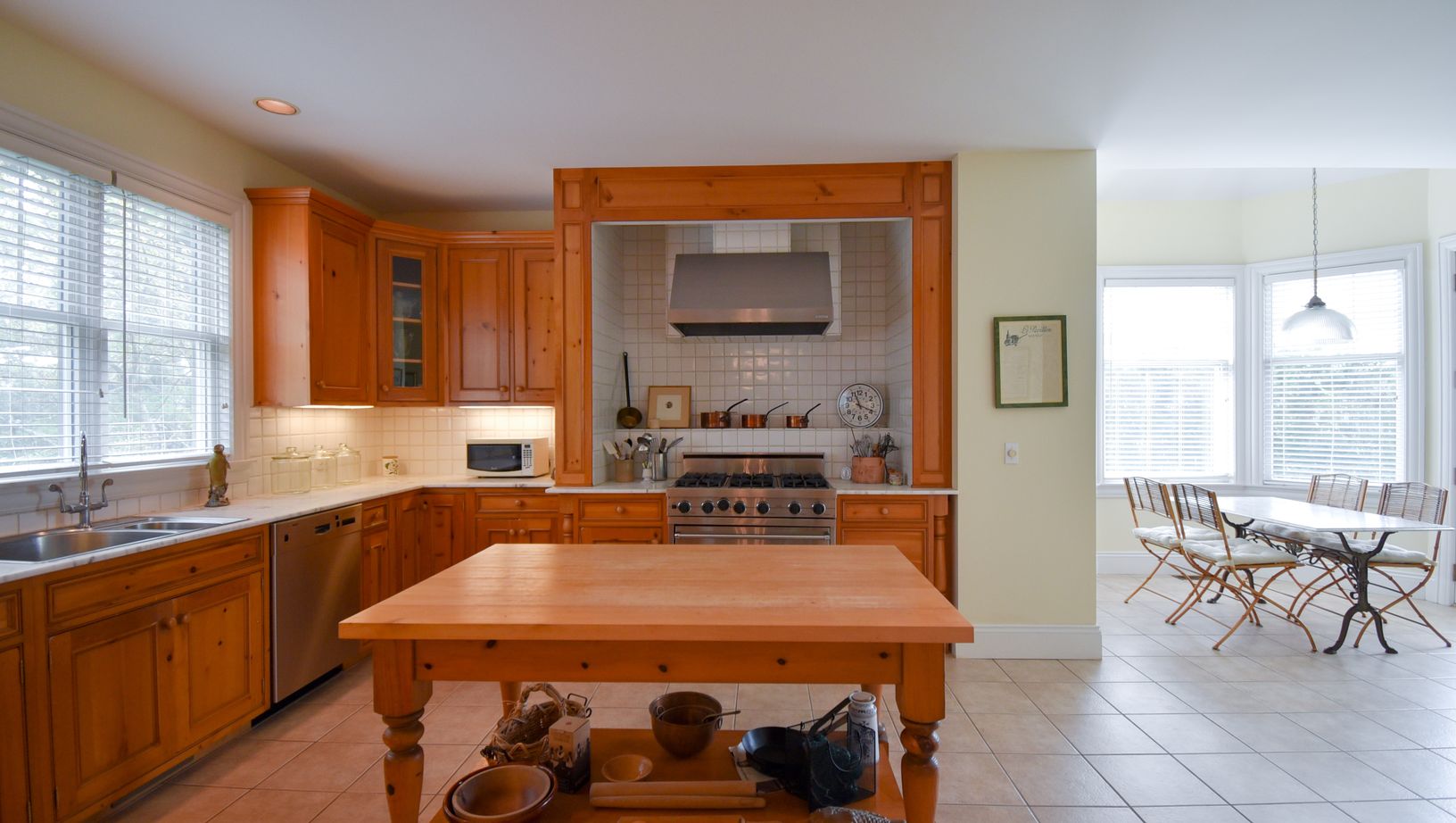  Country Kitchen with Island
