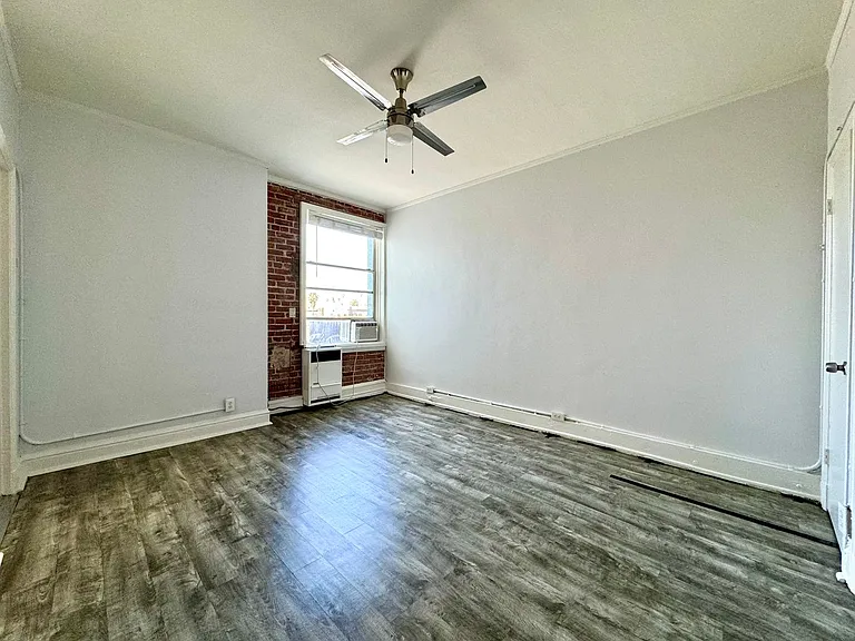 St. Charles Studio Apartments — Photo 4