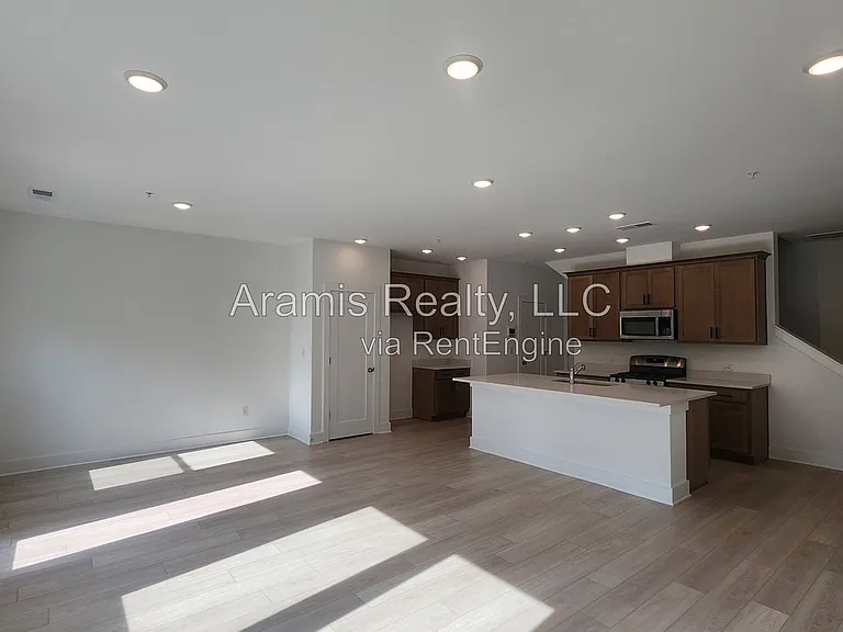 450 Laurelwood Ln #1 — Photo 4