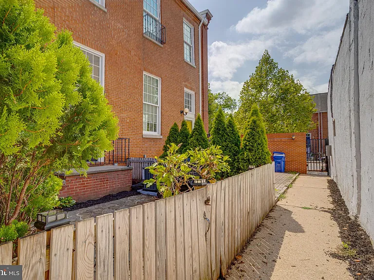 821 S Sharp St — Photo 31