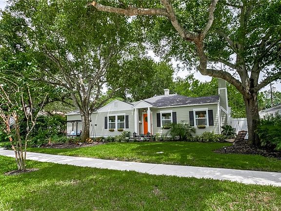 3rd image of 2451 Woodlawn Cir W