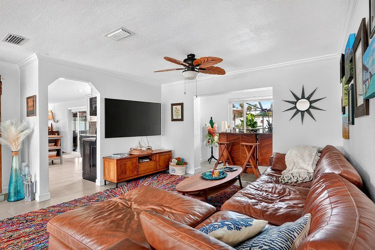 3 bed, 2.0 bath, 1599 sqft, $2,700 — Photo 3