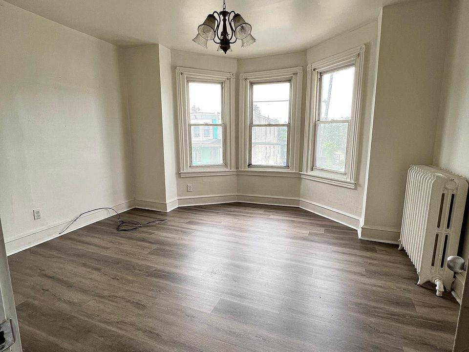 1st image of 127 W Gale St Floor 2