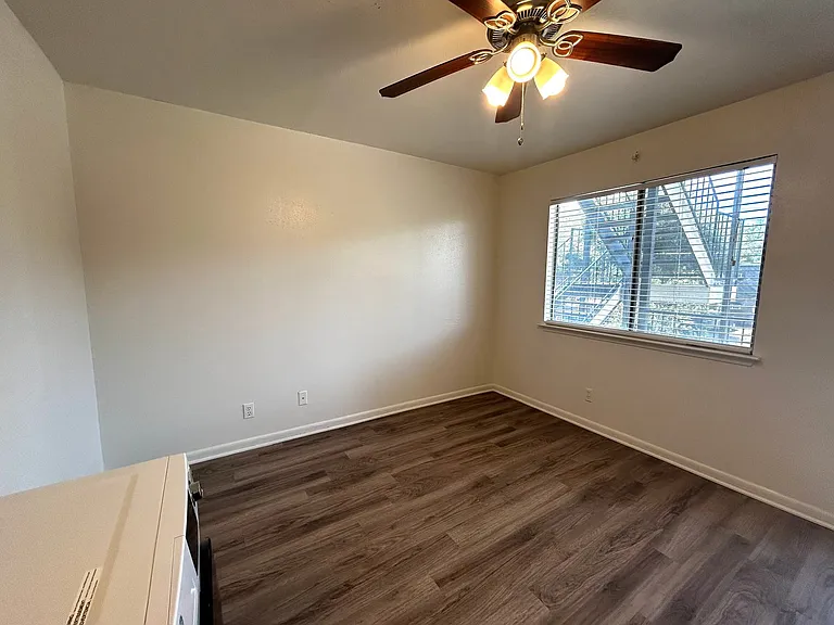 1010 W 23rd St #10 — Photo 6