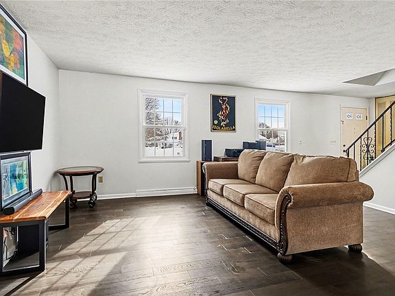 4th image of 12 Queensberry Ln