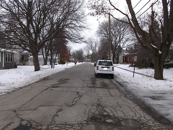 4th image of 308 S Madison St