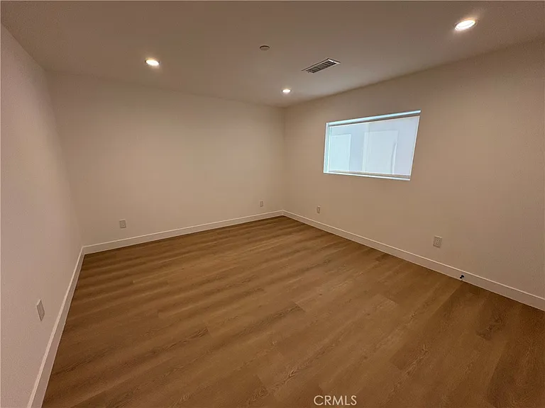 14165 Calvert St — Photo 4