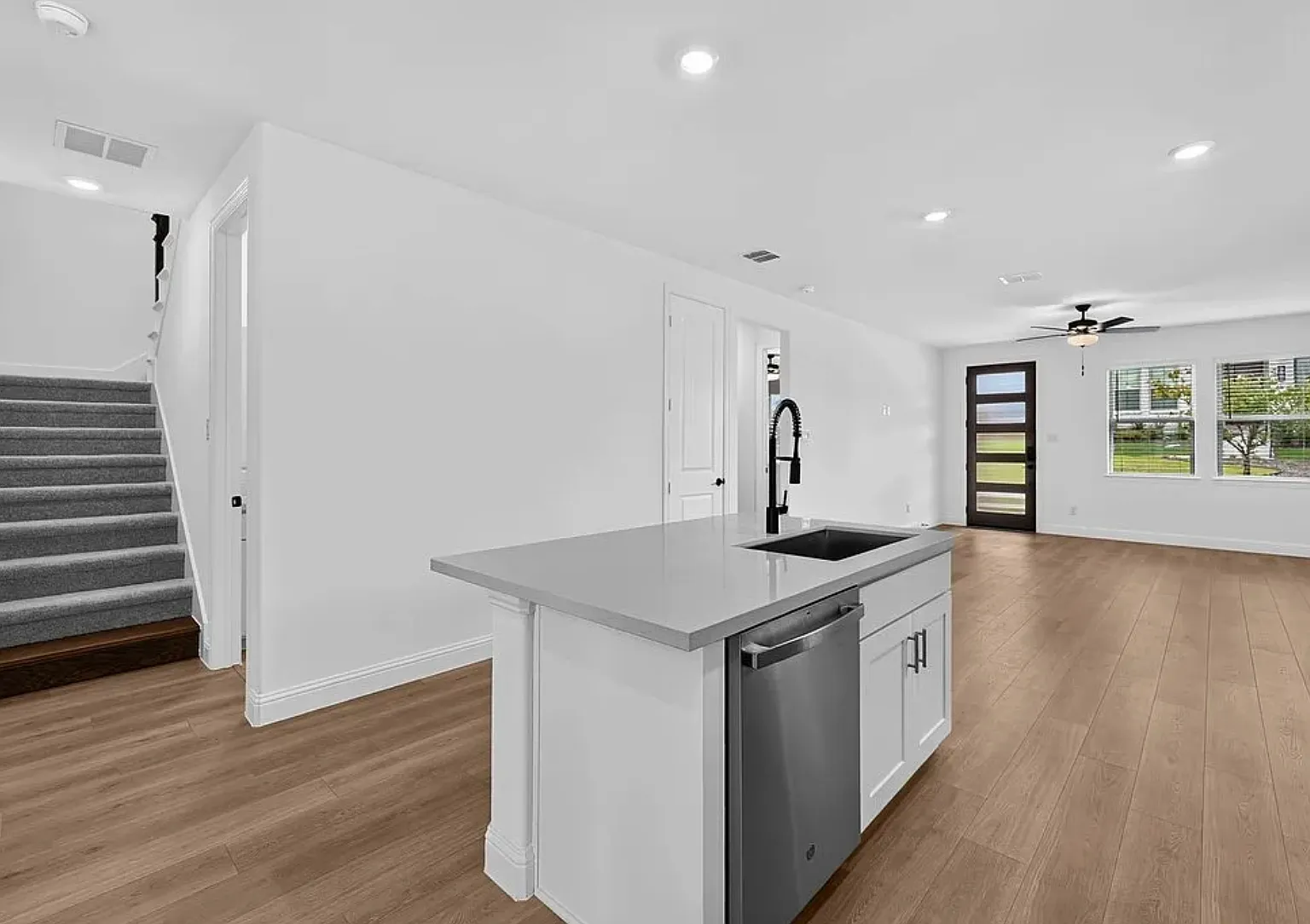4 bed, 1930 sqft, $2,499 — Photo 4