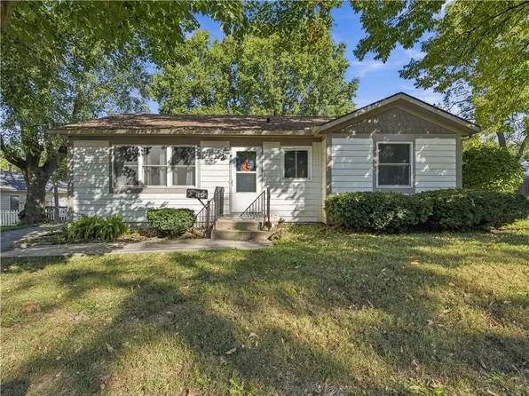 404 SW 2nd St, Lees Summit, MO 64063