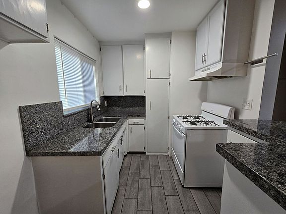 3rd image of 7419 Woodley Ave Unit 1